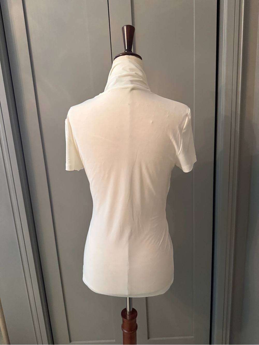 NWT DKNY White faux Wrap-Style Short Sleeve Blouse
Stretchy fabric - Picture 4 of 5
